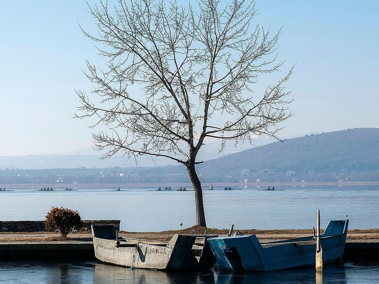 Un ruscello poco profondo che scorre su pietre pallide